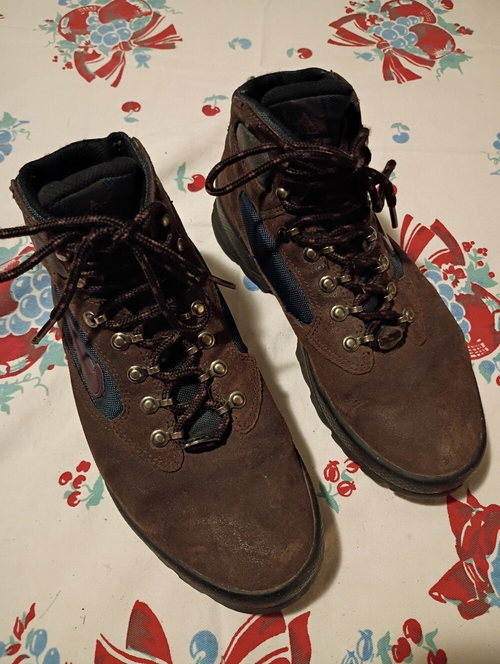 Nike ACG Brown Suede Ankle Hiking Boots with Navy Accents
